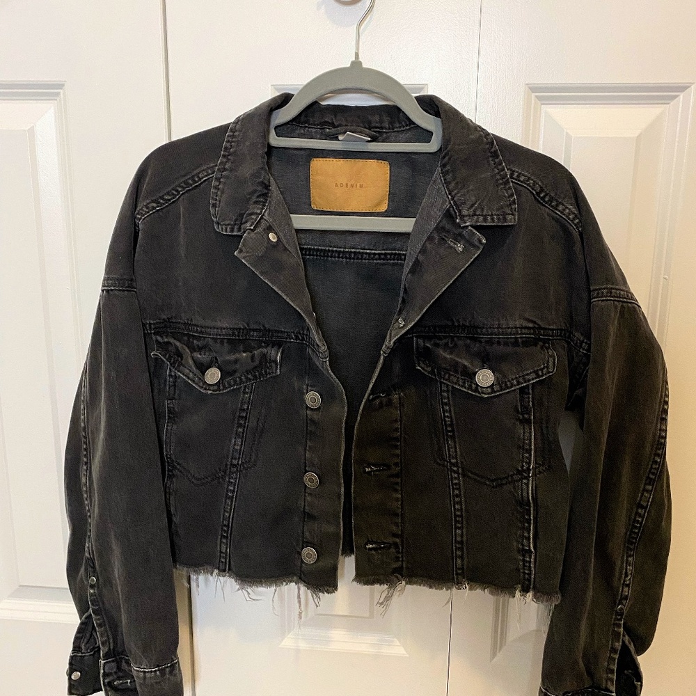 FADED BLACK CROPPED DENIM JACKET.